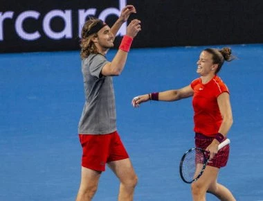 Έγραψαν ιστορία Τσιτσιπάς και Σάκκαρη: «Υποκλίθηκε» μπροστά τους ακόμα και ο «βασιλιάς» Φέντερερ (βίντεο)